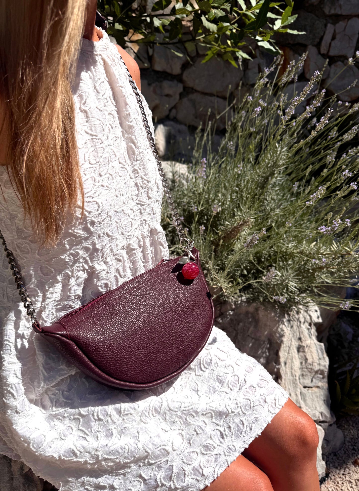 Halbmond-Ledertasche (Wild Cherry)