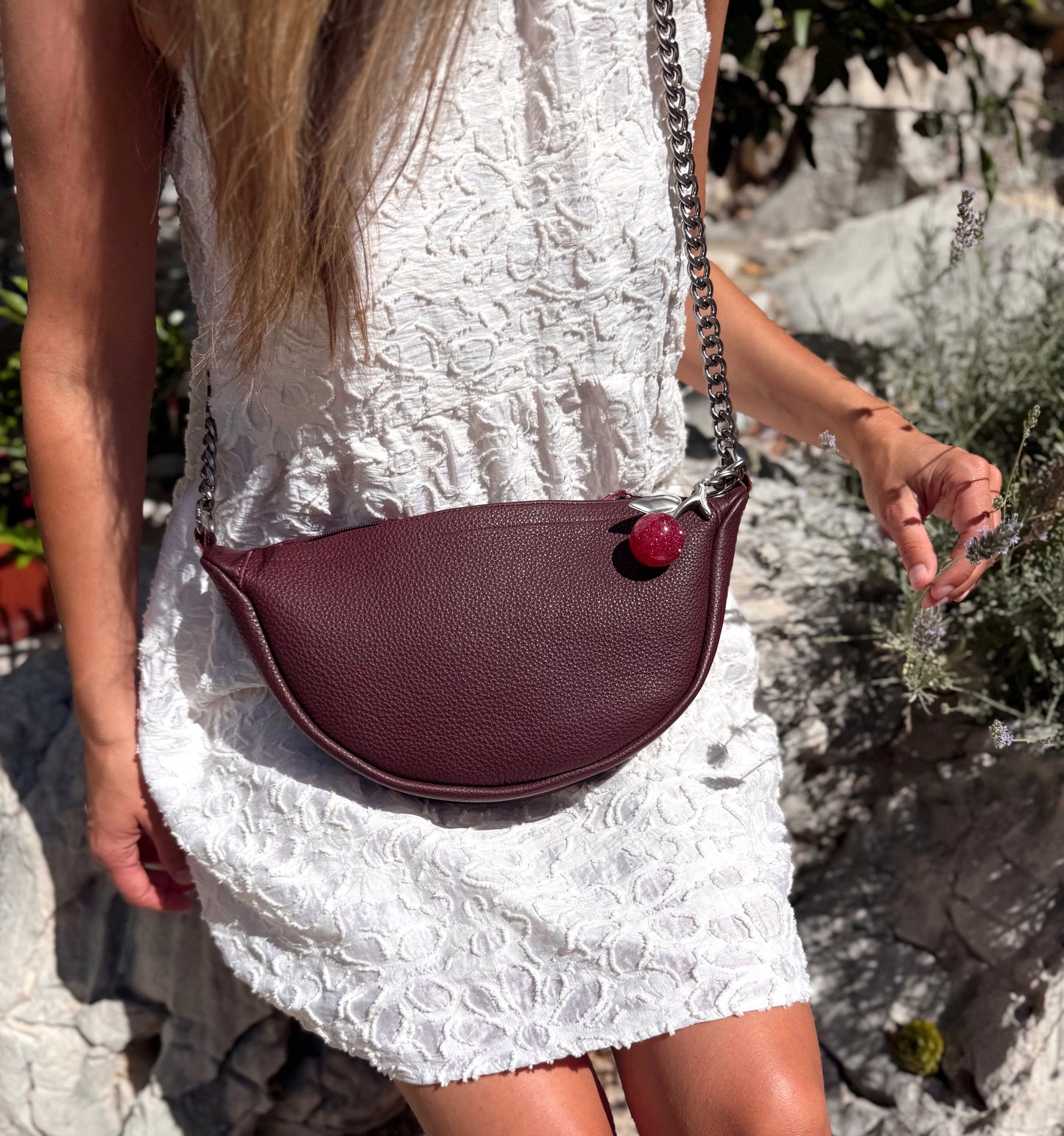 Halbmond-Ledertasche (Wild Cherry)