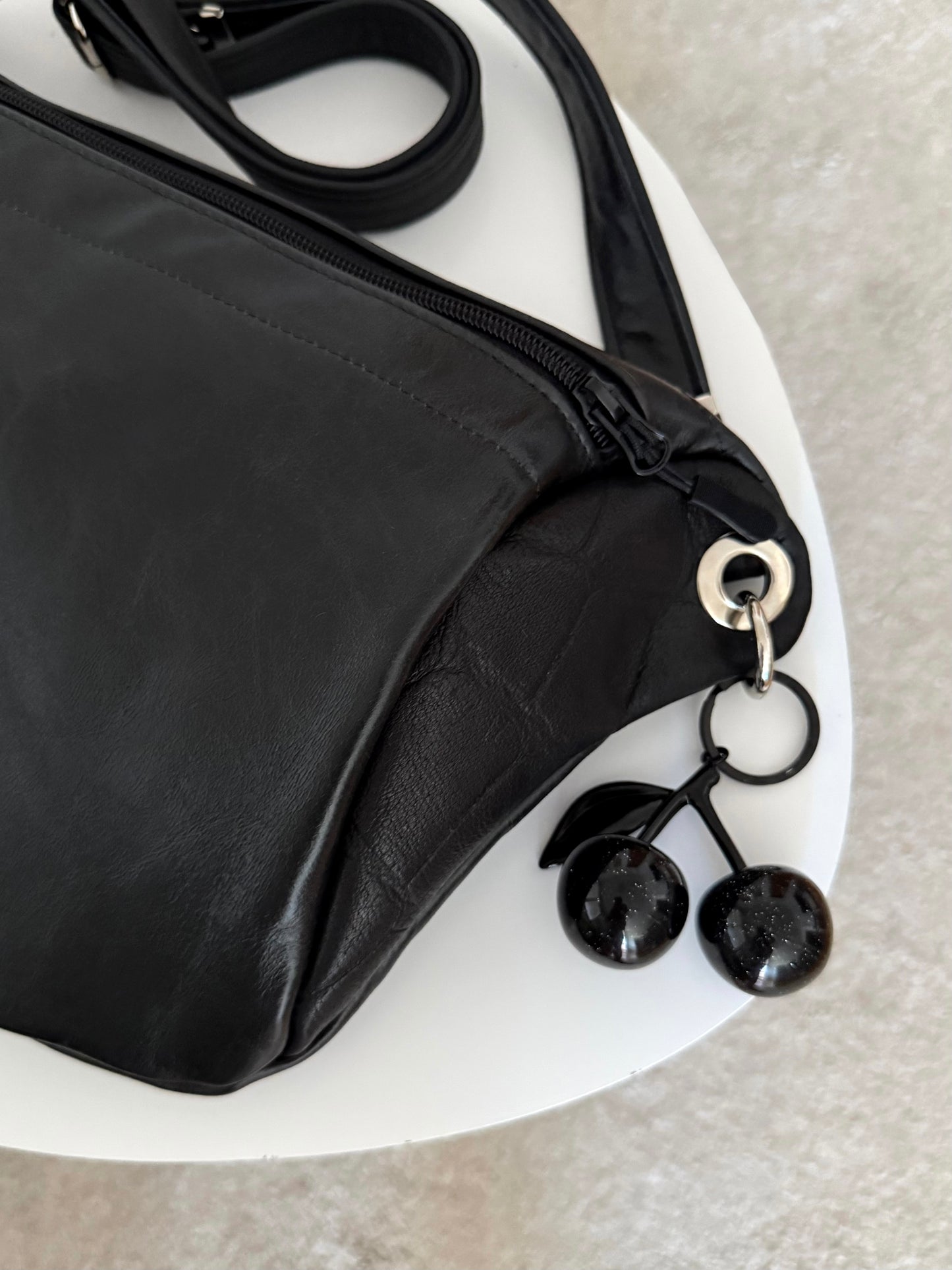 Sling-Tasche Large (Black Croc)